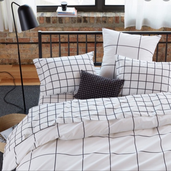 SOLD- WHITE GRIDED SHEET set & PILLOW CASE TXL - Picture 3 of 4